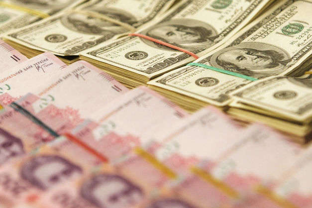 З початку року гривня зміцнилася стосовно долара сильніше за усі інші валюти світу, - Reuters