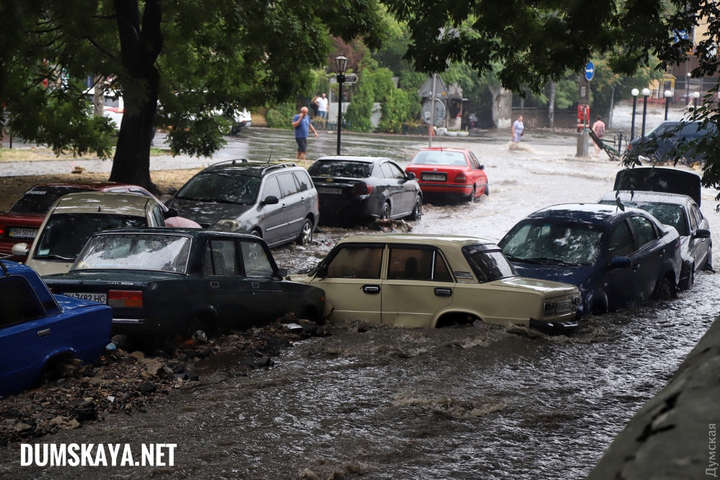 В Одесі злива знесла десяток машин: фото