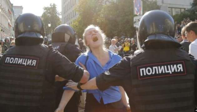 У Москві на протестній акції опозиції затримали майже 700 людей