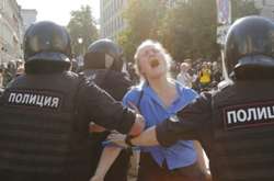 У Москві на протестній акції опозиції затримали майже 700 людей