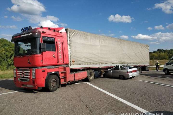 На Харківщині авто влетіло у вантажівку: загинули три людини