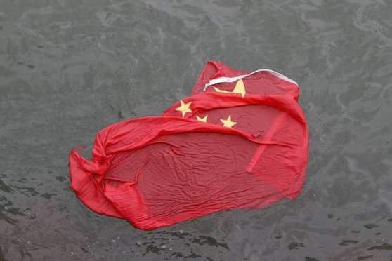 Протестувальники у Гонконзі поглумилися над китайським прапором