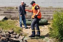 На Дніпрі водолази врятували рибалку, човен якого застряг у водоростях 