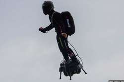 Французский изобретатель Фрэнки Запата пересек Ла-Манш на летающем ховерборде