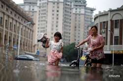 Сильна злива, результатом якої стала повінь, пройшла в неділю, 4 серпня, в провінції Хубей