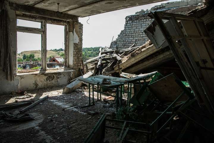 Курортне селище Широкине на Донеччині повністю зруйноване і поросло травою (фото)