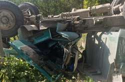  Під час руху по окружній дорозі вантажівка впала з мосту 