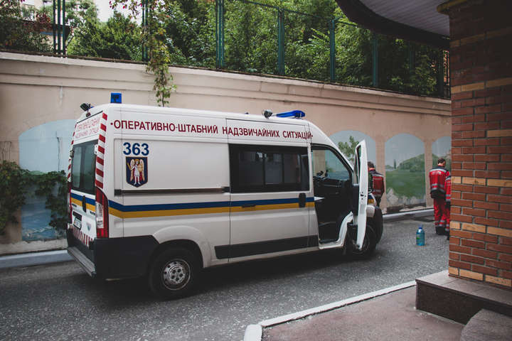 У центрі Києва молодик випав з 12-го поверху (фото, відео)