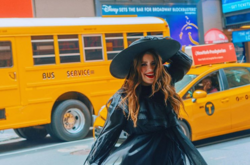 Солистка группы Kazka засветила пышную грудь верхом на надувном единороге