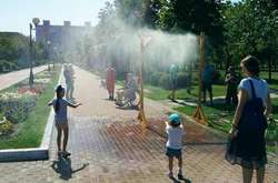 У Києві від спеки рятують рамки-розпилювачі