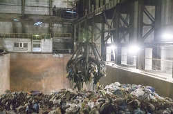 На заводі «Енергія» ремонтують кран, який щодоби вивантажує до двох тисяч тонн сміття (фото)