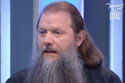 «Чарльз! Як тобі там? Звертався я до цього надгробка», — сказав Владимирів