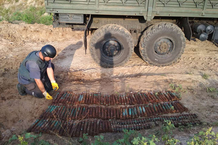 Піротехніки ідентифікували знахідку як артилерійський снаряд калібру 37 мм - На Харківщині на присадибній ділянці «викопали» 200 снарядів