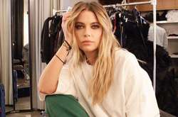 Фотосеты, кадры из фильмов и селфи со звездами: что постит в соцсети жена Кары Делевинь