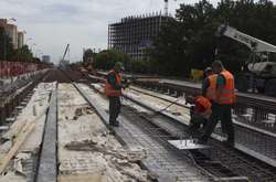  Дорожники продовжують роботи із заміни балок, армування та демонтажу тротуарних блоків 