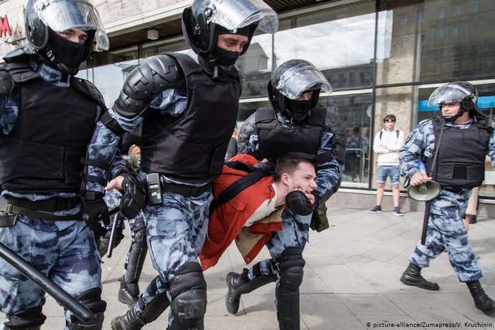 Як українці реагують на масові протести у Москві