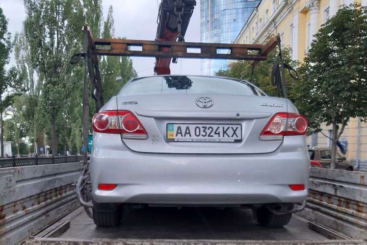 Евакуатори працюють на вулицях Києва: які авто поповнили штрафмайданчики (фото)