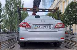 Евакуатори працюють на вулицях Києва: які авто поповнили штрафмайданчики (фото)