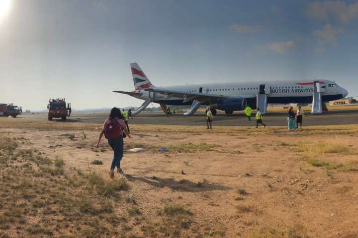 Літак British Airways здійснив аварійну посадку через задимлення (фото, відео)