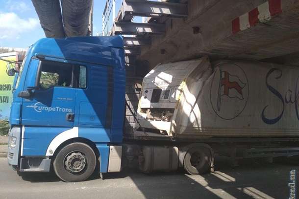 В Одесі вантажівка застрягла під мостом
