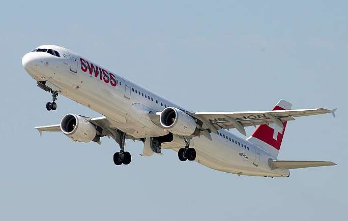 Два літаки повернулись в аеропорт Цюриха після влучання блискавок