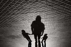 Магия черно-белой уличной фотографии в объективе Гая Коэна