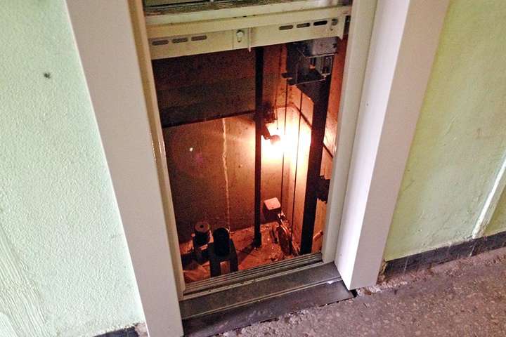 У недобудові в центрі Києва чоловік упав у шахту ліфта