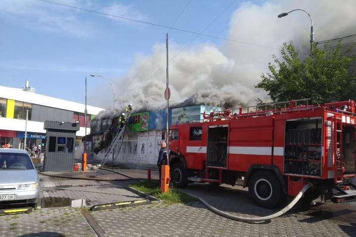 З’явилося відео пожежі на ринку біля метро «Дарниця»