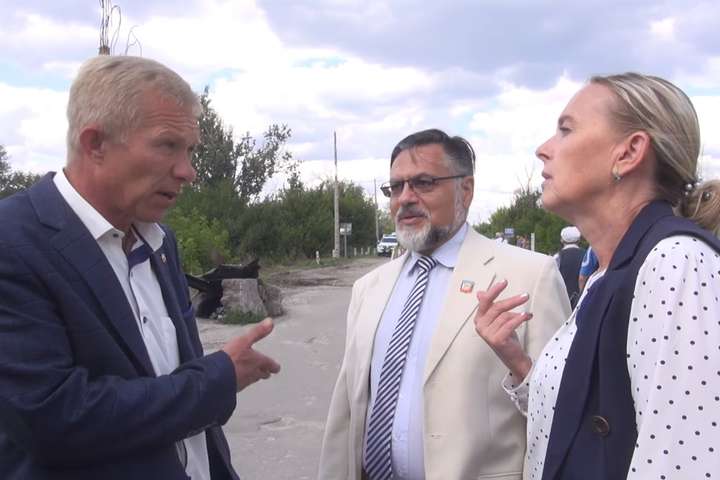 «Міністр ЛНР» Дейнего, який знаходиться в розшуку, спокійно прогулювався по Станиці Луганській (відео)