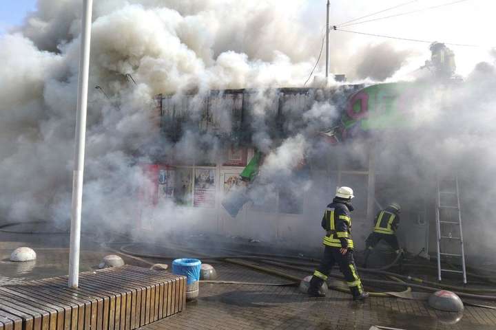Рятувальники ліквідували масштабну пожежу на ринку в Києві 
