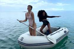 Тина Кунаки повеселилась с подругами во время фотосета на Гавайях