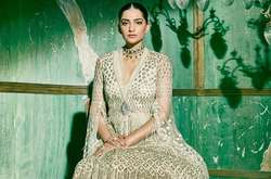 Индийская красавица впечатляет изящными свадебными образами 