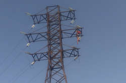 Підліток помер через удар струмом під час спроби зробити селфі на 30-метровій електроопорі