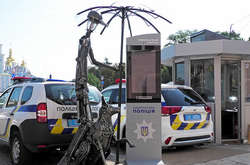 Біля столичного главку поліції з’явилися сталеві охоронці (фото)