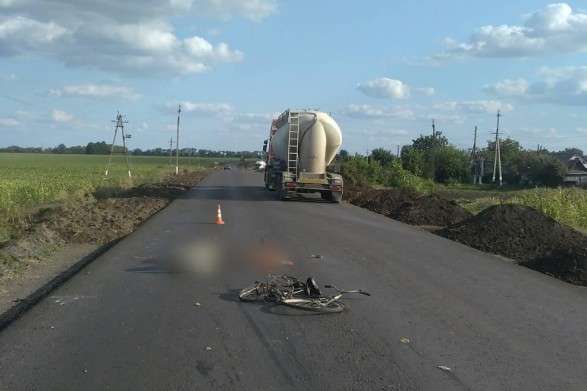 На Харківщині вантажівка збила велосипедиста