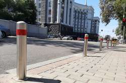 Антипаркувальні стовпчики на вулиці Грушевського