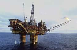 Цена на нефть опустилась ниже $57