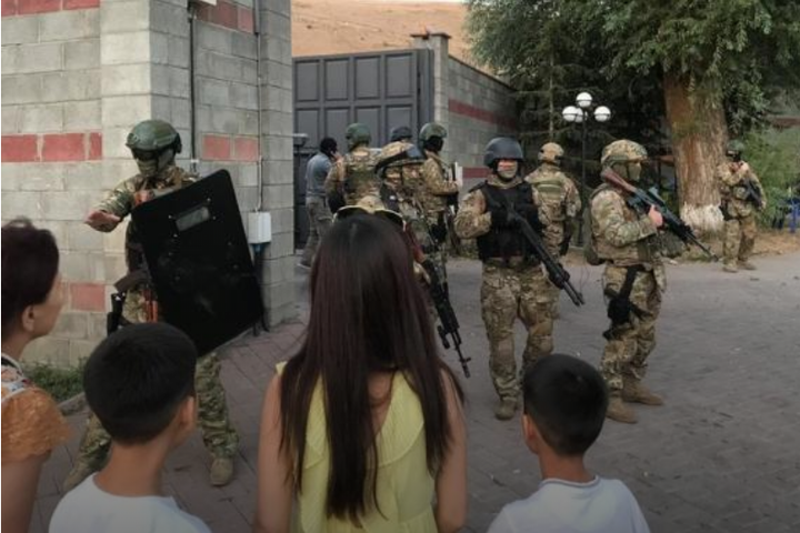ЗМІ: спецназ зі стріляниною затримав експрезидента Киргизії
