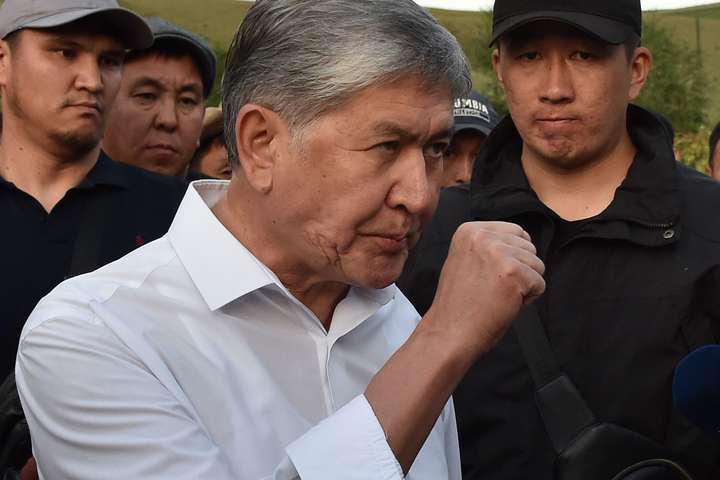 Колишній президент Киргизії звернувся до силовиків після штурму його резиденції