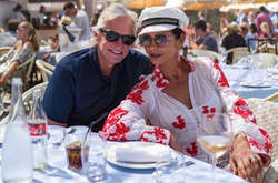  Кетрін обрала для себе білу туніку з вишивкою червоними нитками 