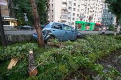 Автомобіль отримав серйозні пошкодження всього кузова