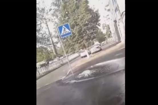 На Голосіївському проспекті з-під асфальту забив фонтан (відео)
