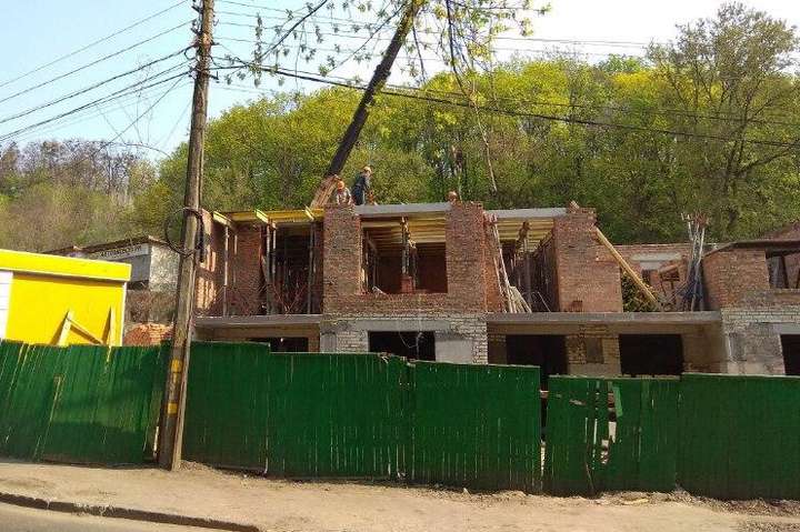 В історичному серці Києва забудовник самовільно зводить будинок
