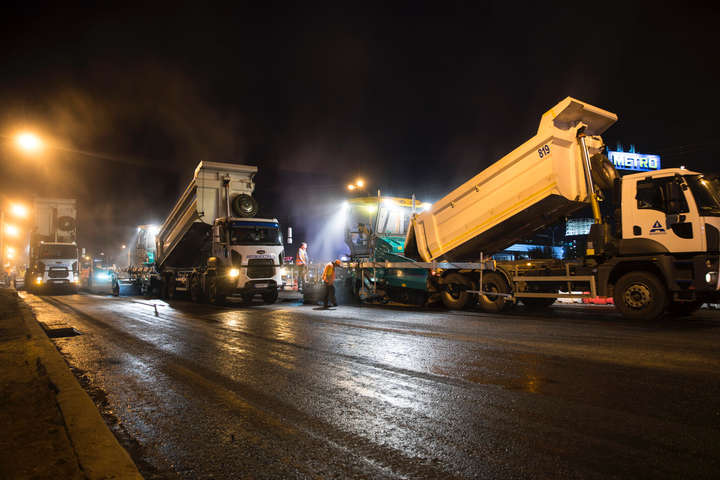 На столичних дорогах кипить робота: Кличко показав, як ремонтують проспект Бандери (фото, відео)