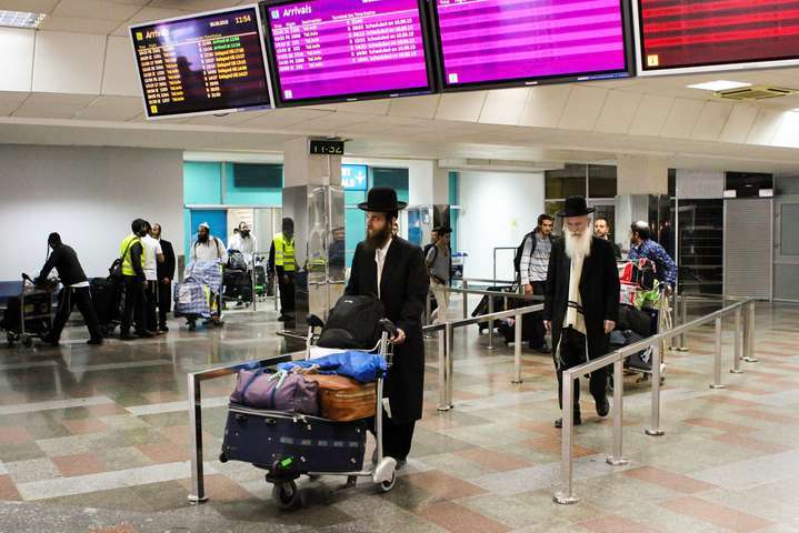 Суд в Ізраїлі заборонив нічні авіарейси в Україну для хасидів - ЗМІ