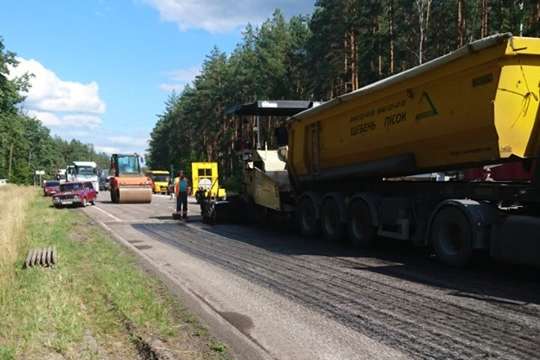 Дорогу на Київщині ремонтують білоруси (фото)