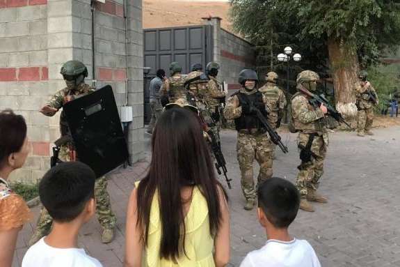 Затримання експрезидента у Киргизстані: силовики почали новий штурм будинку Атамбаєва 