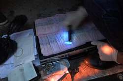  Правоохоронці затримали поліцейського під час отримання 39 тисяч гривень хабара 