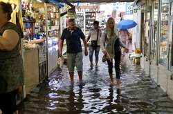 У підземному переході на Позняках по кісточки води
