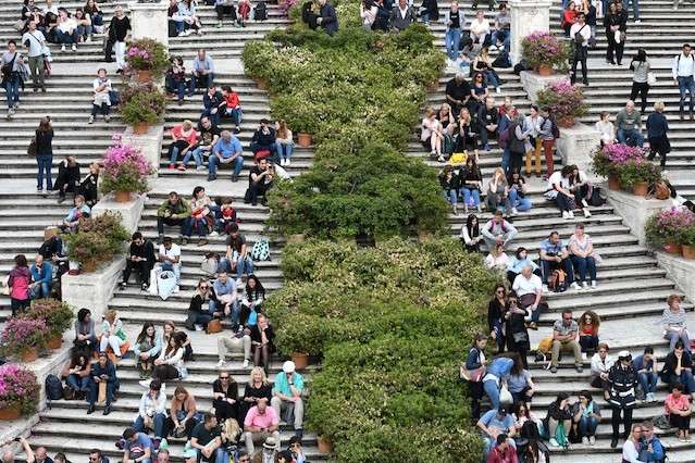Туристам в Риме запретили сидеть на Испанской лестнице